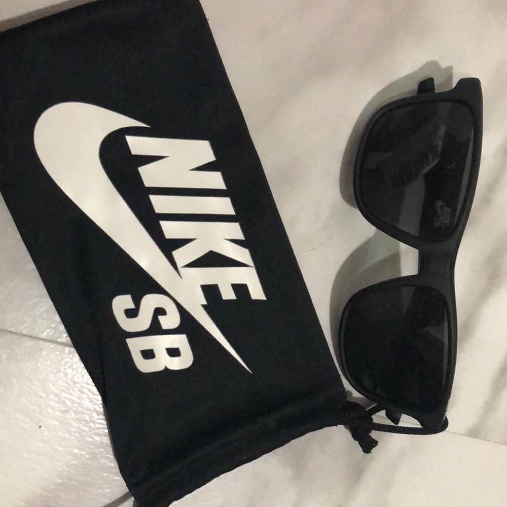 🕶 “NIKE” Sunglasses  matte black e/grey lens